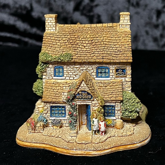 Lilliput Lane | Bo Peep Tea Room | English Tea Room Collection - Picture 2 of 13